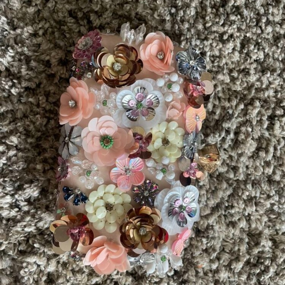 Unique Gorgeous Flowers Clutch 🔥 - Picture 5 of 8